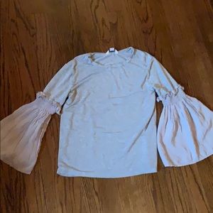 Grey shirt with belle sleeves